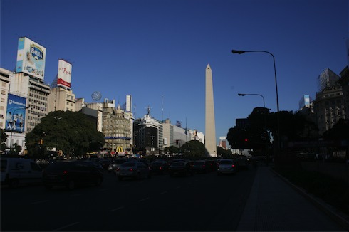 a tall monument in the middle of Obelisco de Buenos Aires