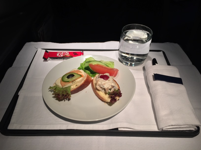 united-airlines-kuwait-to-bahrain-snack-03
