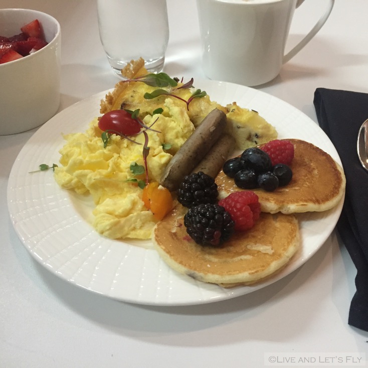 american-express-lounge-sfo-breakfast
