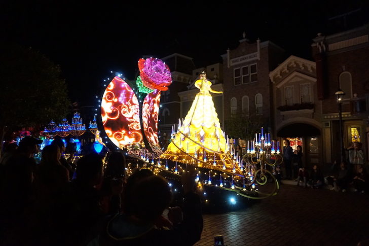 a float with lights and flowers on it