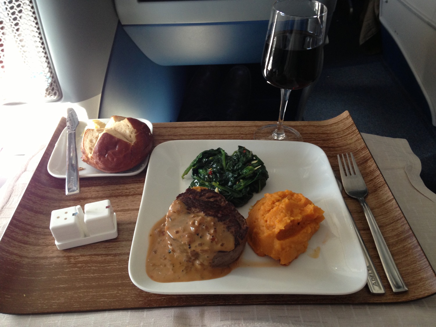 A Perfectly Average Lunch LHRJFK in Delta Business Live and Let's Fly