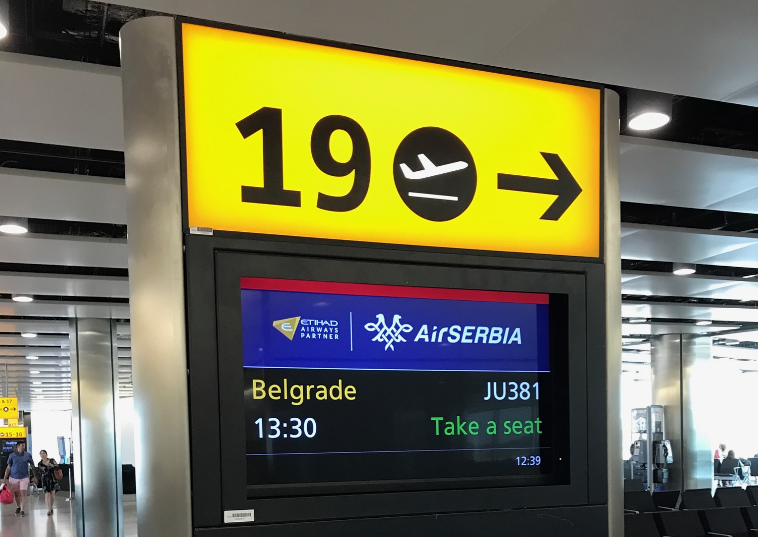 a sign with an arrow pointing to an airport
