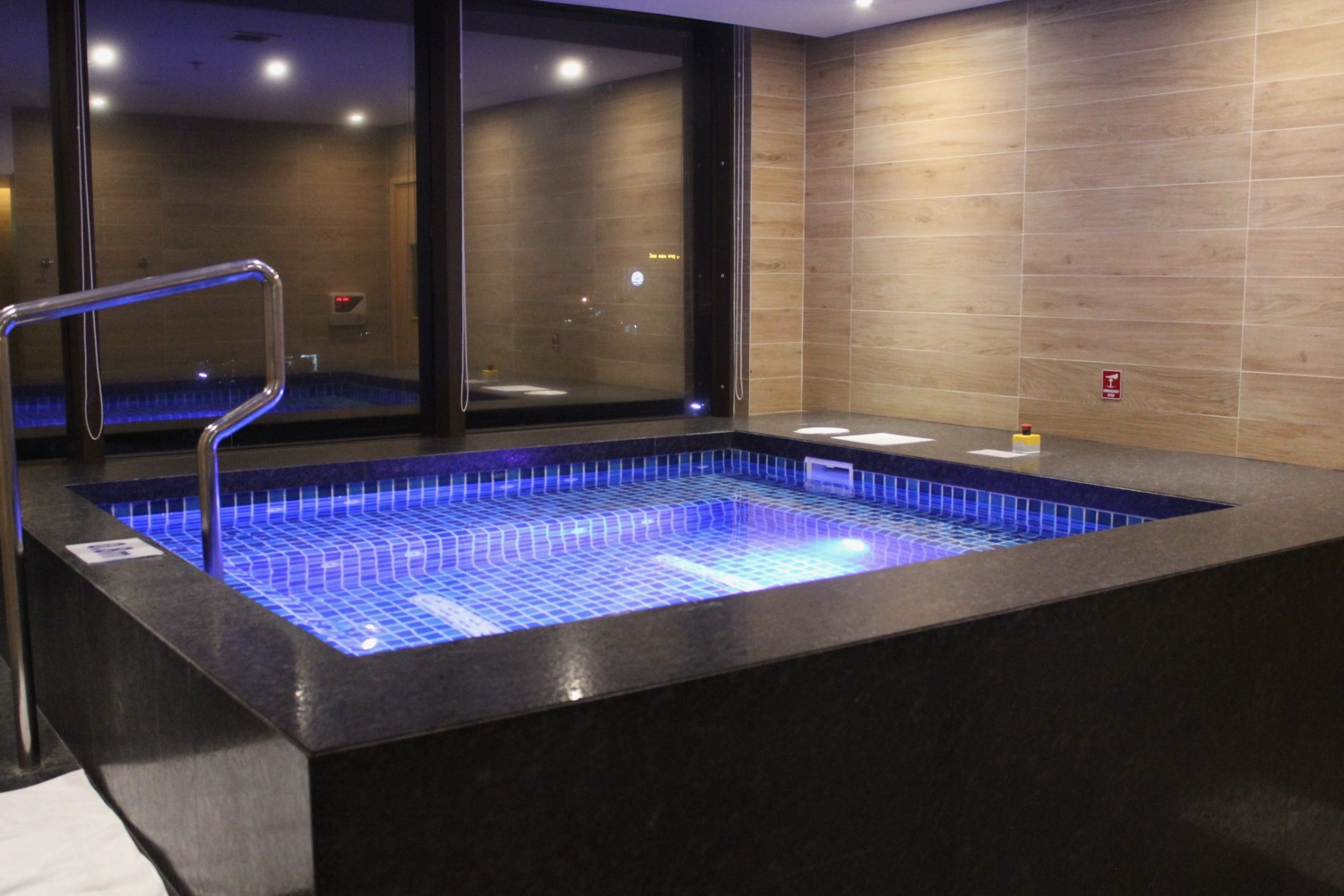 a jacuzzi in a room