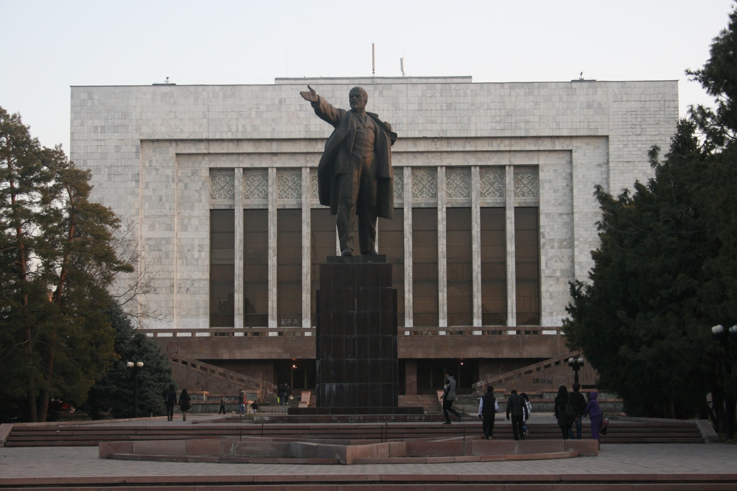 a statue of a man in front of a building