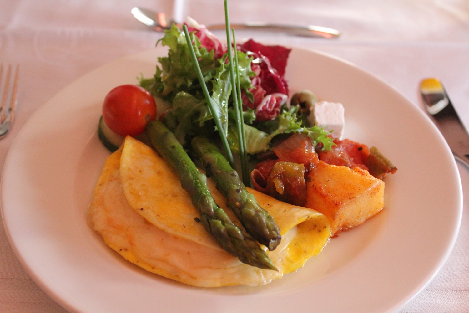 a plate of food with asparagus and vegetables