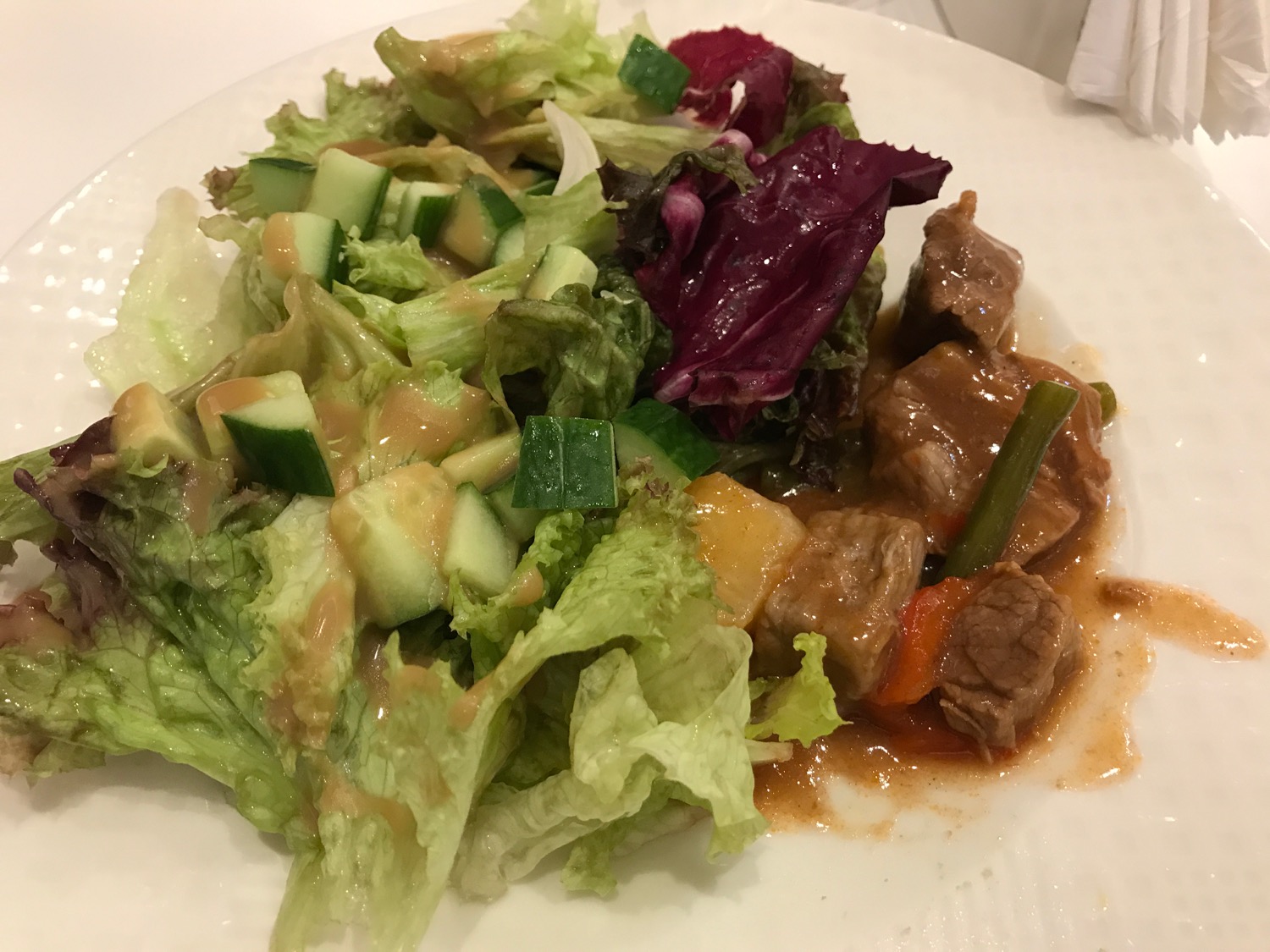 a plate of salad with meat and vegetables