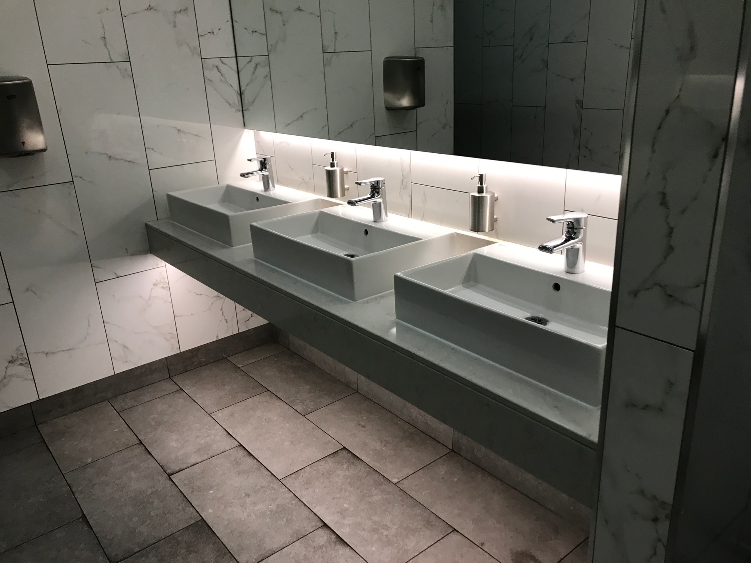 a row of sinks in a bathroom