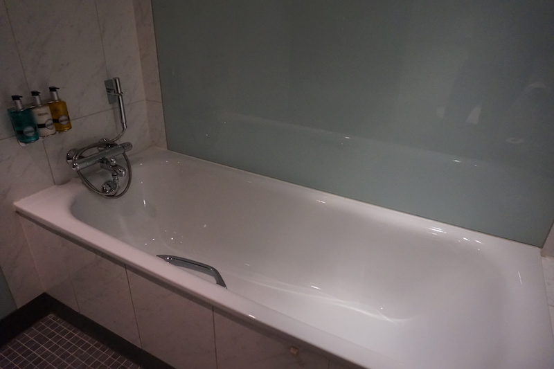 Separate bath tub