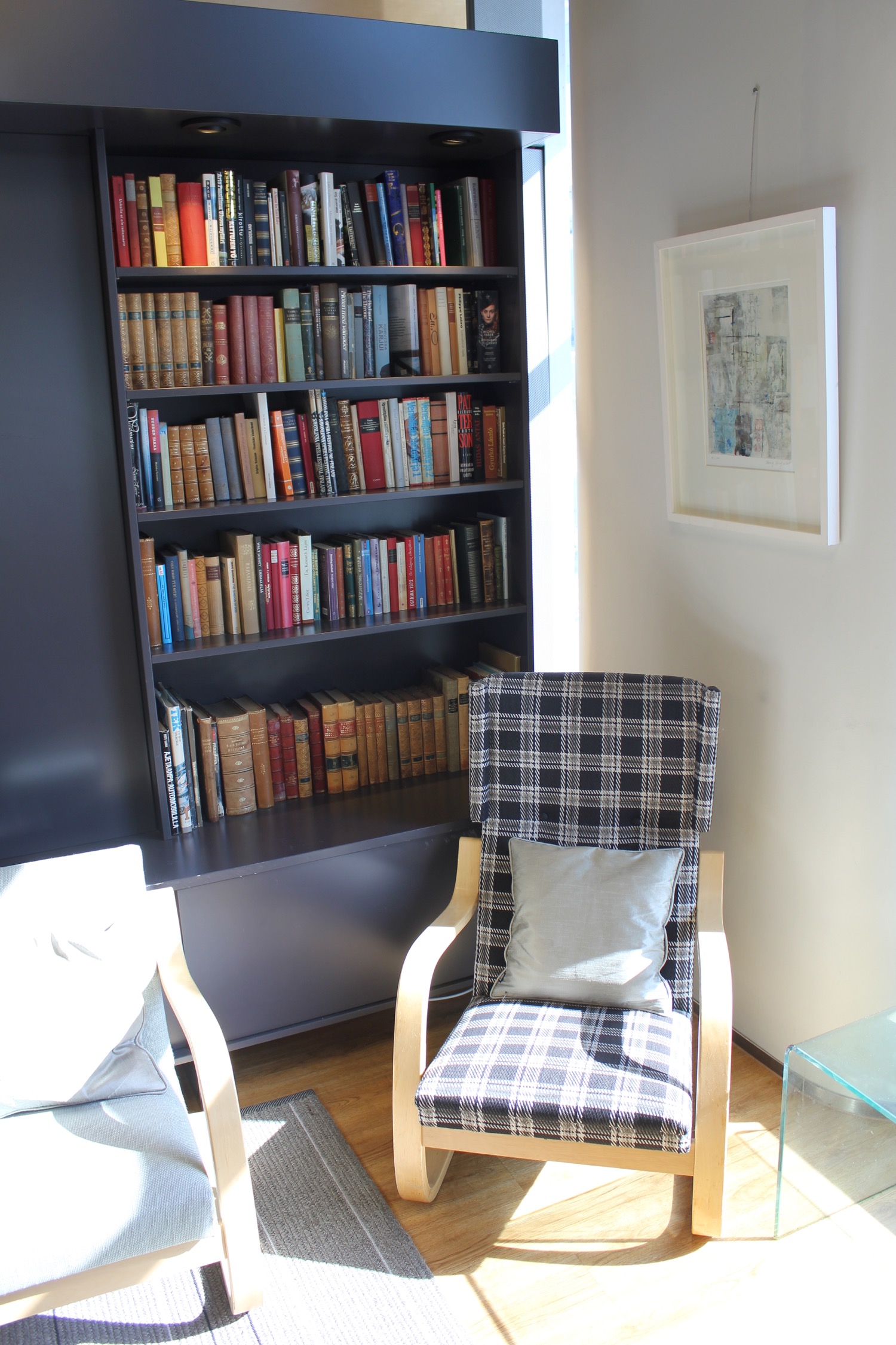 a chair next to a book shelf