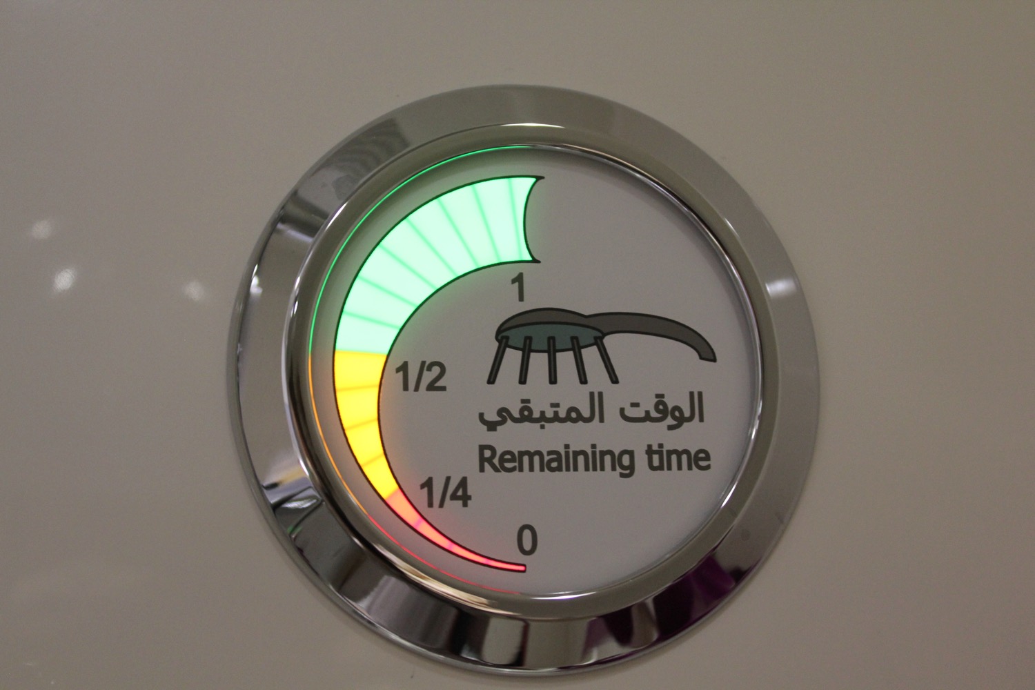 a circular gauge with a green and yellow light