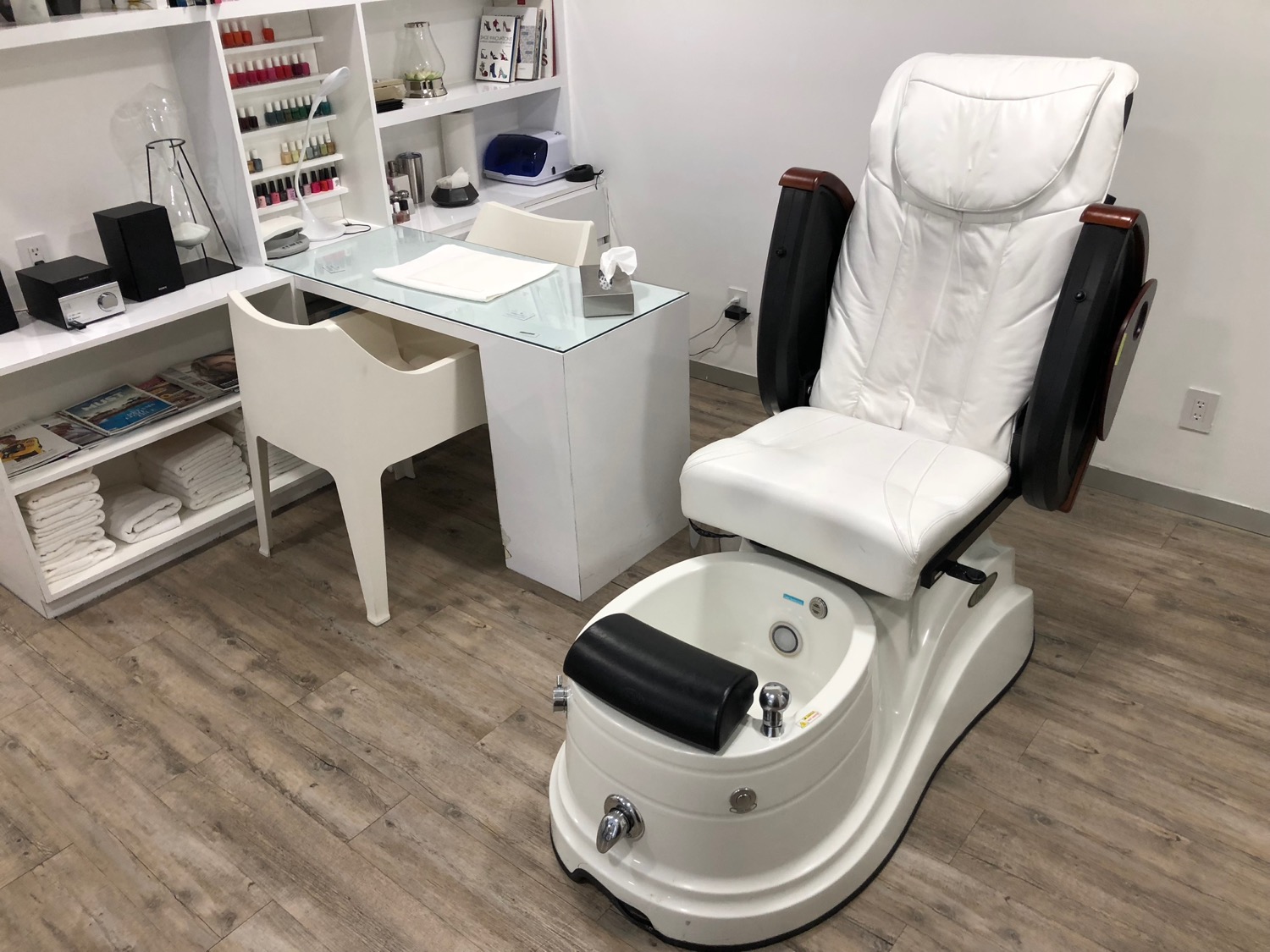 a pedicure chair in a room