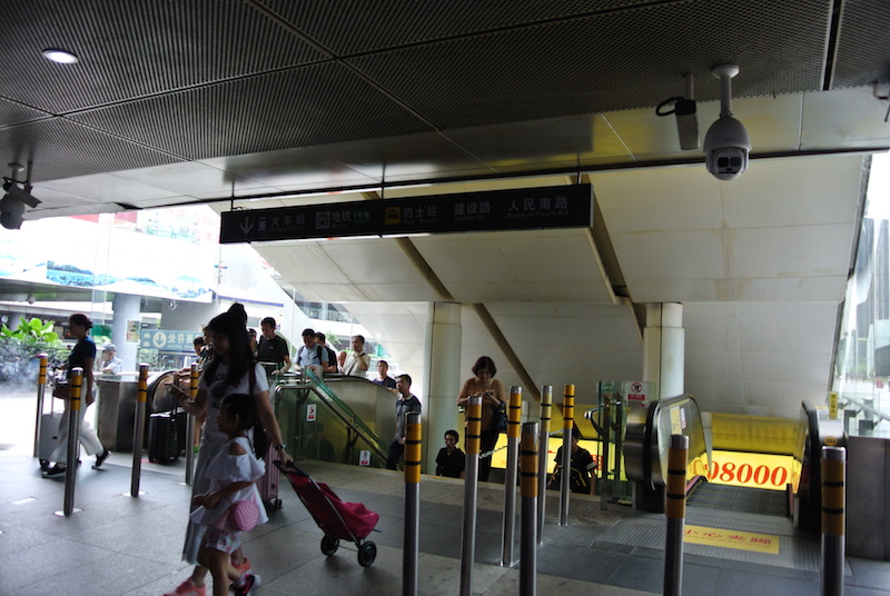Down the escalator to Louhu station