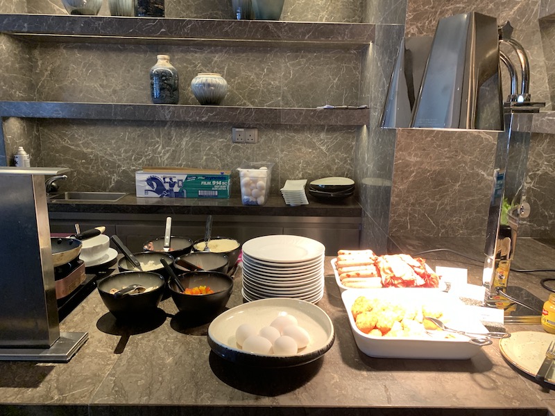 Omelet station and crepe station